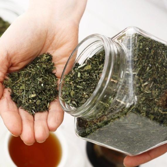 Bảo Quản Trà: Vì Sao Không Nên Dùng Hũ Thủy Tinh